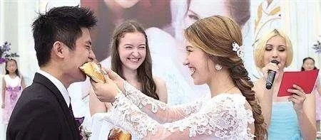 俄罗斯姑娘想嫁中国，不要房子不要彩礼，唯一