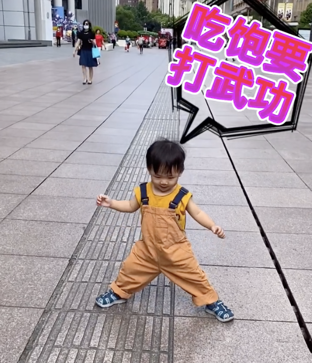 蔡少芬闢謠治病後心情好，騎單車攜子溜達過六一，魚蛋練功萌態足