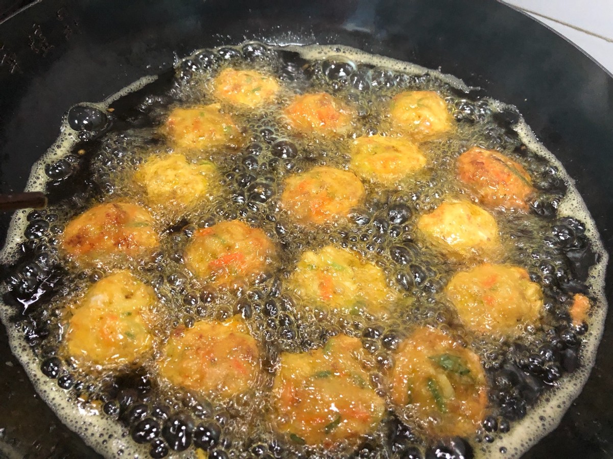 家常萝卜丸子的做法，简单好做，外酥里嫩，一口一个真过瘾