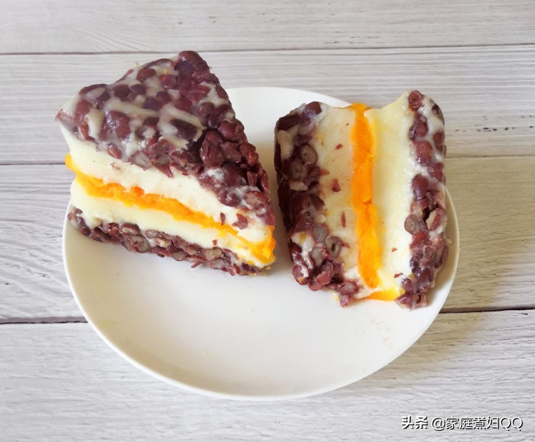 Sweet and soft glutinous rice and red bean cake, with distinct layers and rich taste, it is healthier with whole grains