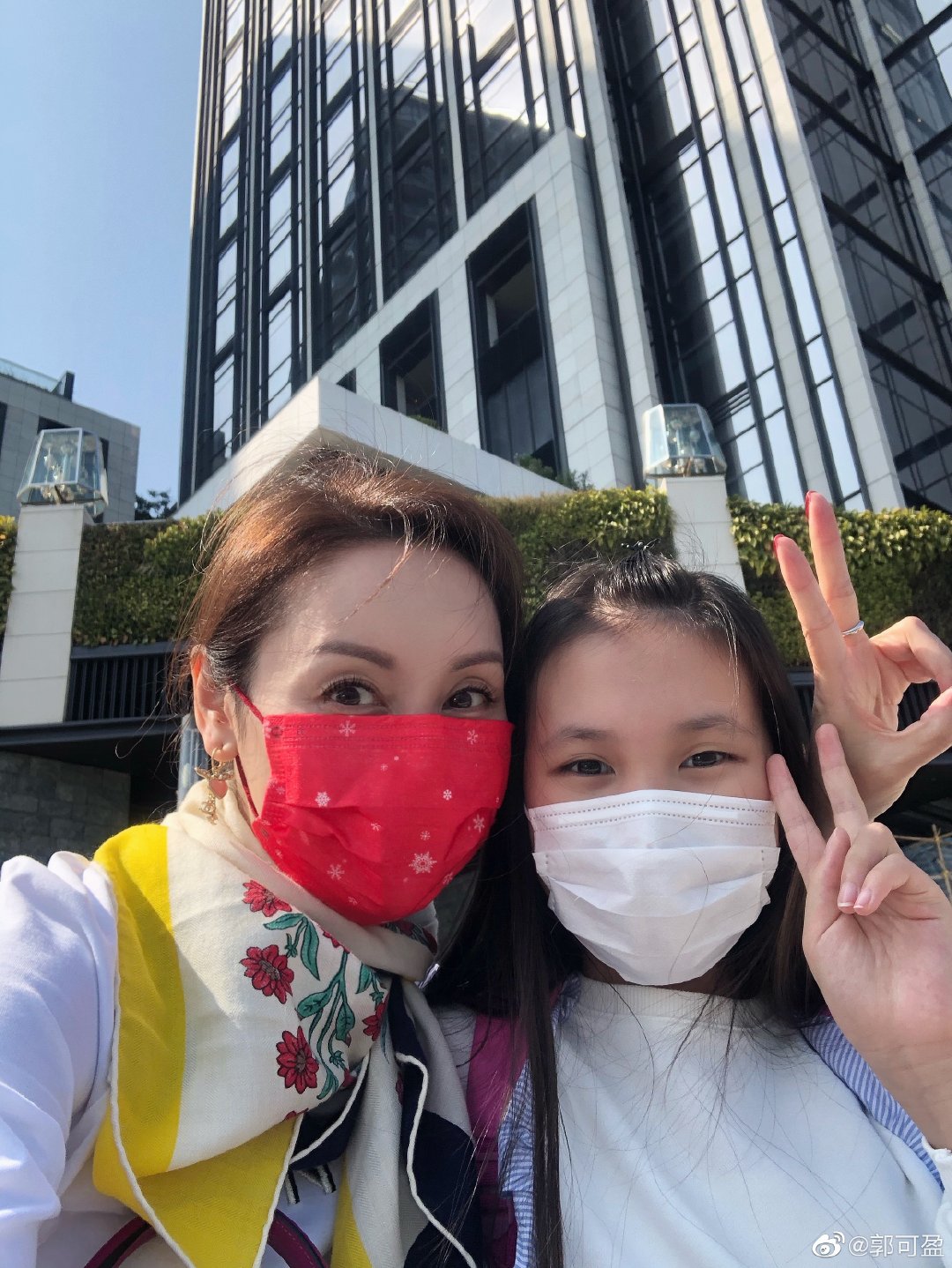 郭可盈和女兒穿同款造型似姐妹，11歲津津很有大家閨秀氣質