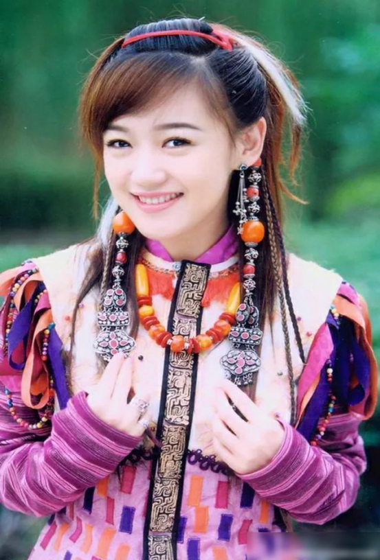 胡歌与薛佳凝时隔12年后再同框，昔日恋人笑容灿