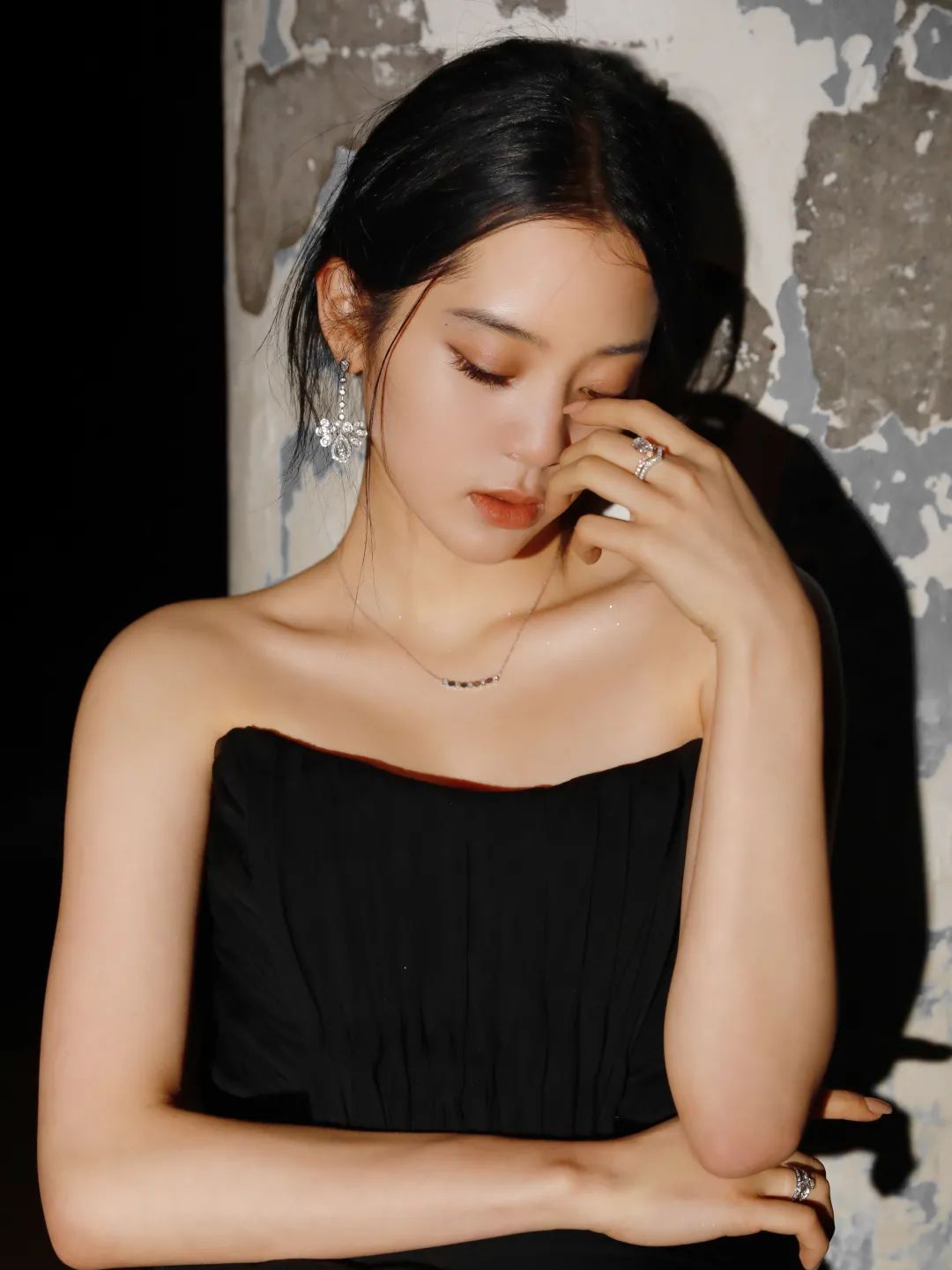 别再“披头散发”了！这4款冬季发型才够美够撩