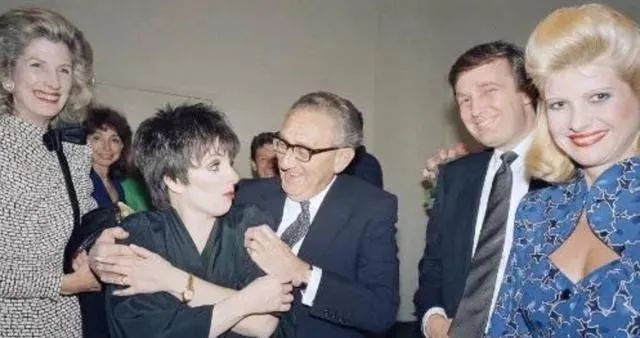 中国必须救美国？基辛格发出警告：美国败了中