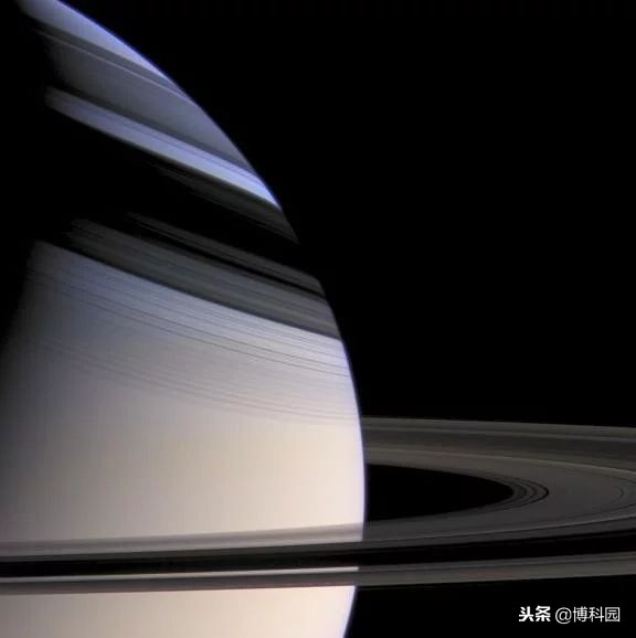光环让土星在冬天变得更阴暗、更蓝、更少朦胧
