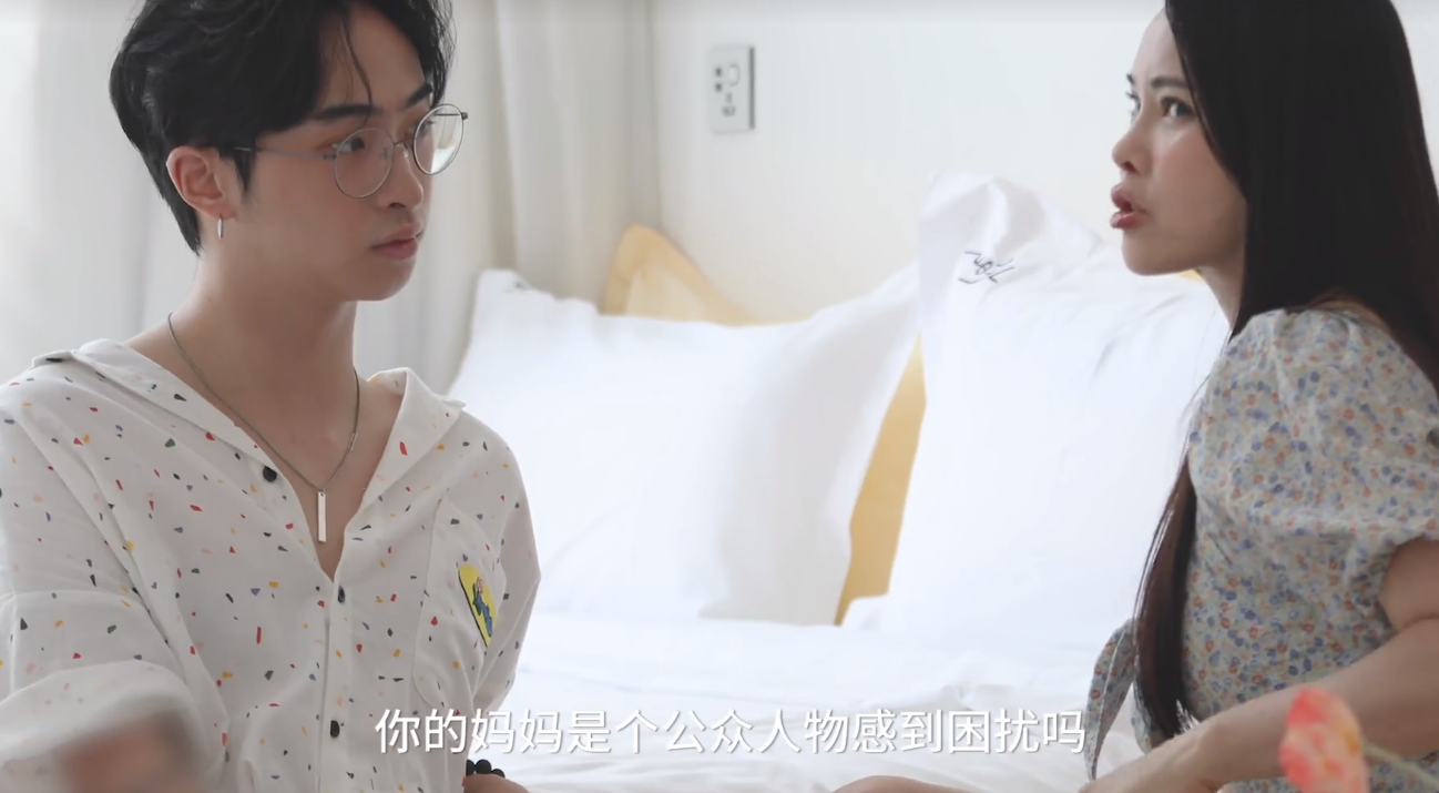 伊能静携19岁儿子参加节目，哈利浓眉带妆，提起前婆婆关系疏远