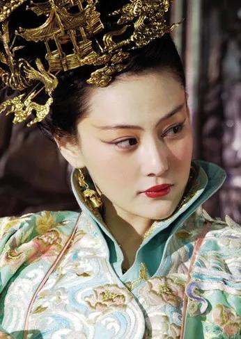 张馨予版本的苏妲己虽然也是眼线乱画,服装奇葩,但脸和气场其实是匹配