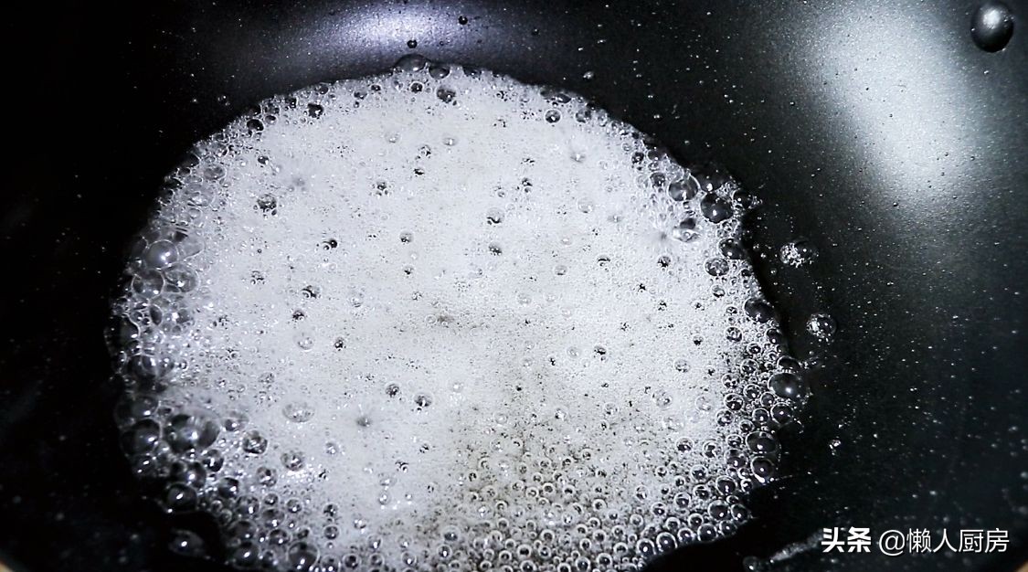 腰果不用油炸，撒點白糖炒一炒，比油炸得更好吃，香甜酥脆