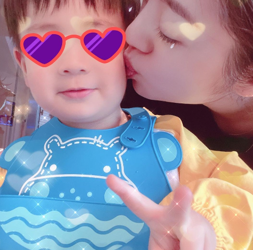 安以轩高调晒全家福，她戴着大钻戒与陈荣炼秀恩爱，儿女罕见出镜