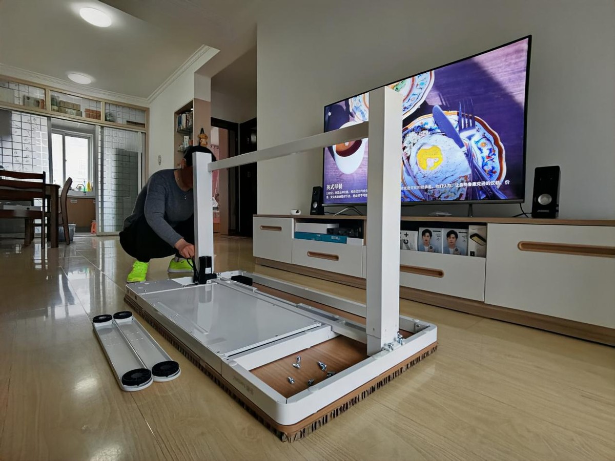 一张桌子满足全家需求，乐歌E5电动升降桌让居家办公更轻松