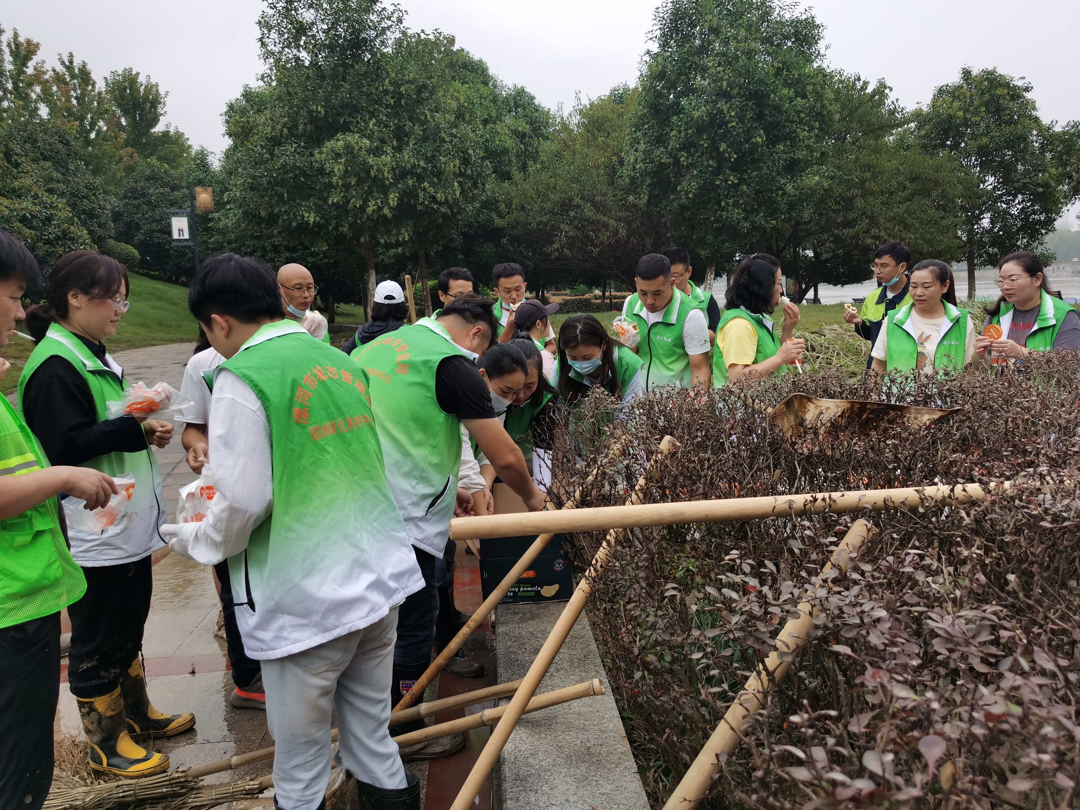 漯河城管雨中清淤“连战”获市民热赞