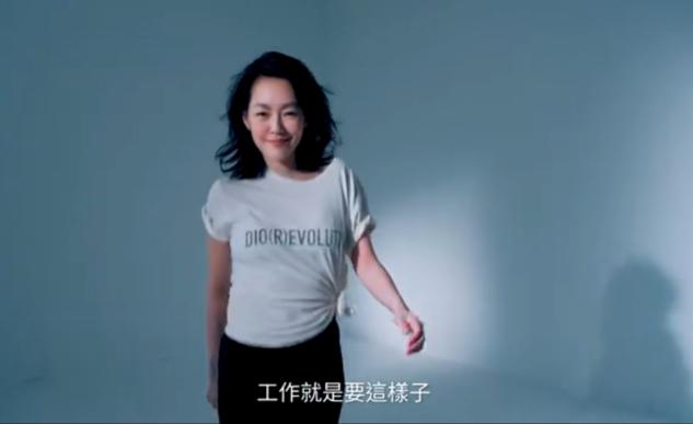 小s拍广告现场热舞，身材曼妙不像43岁，身着奢侈品牌上衣显贵气