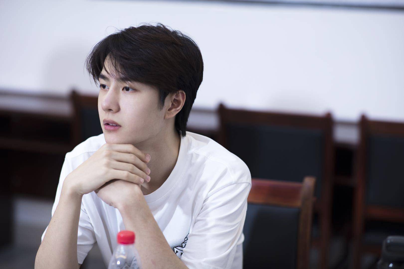 227风波过后：肖战成了“评论家”，工作室改发