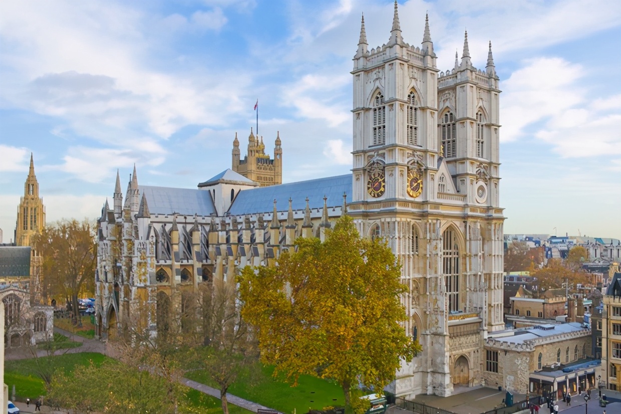 哈里梅根或回英国参加爷爷葬礼，民众：骂完王