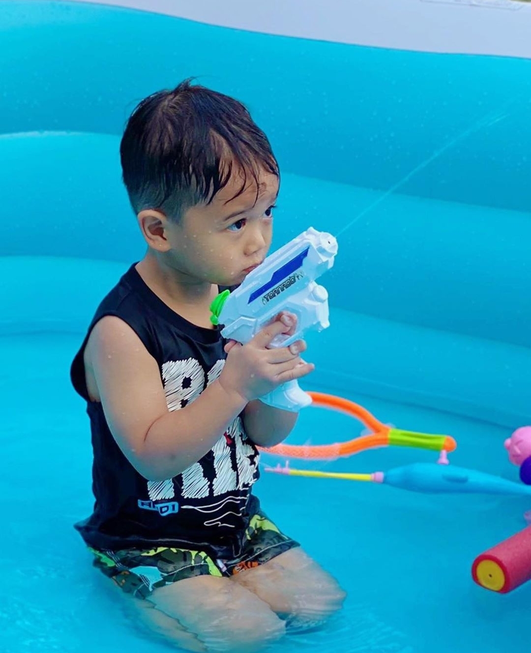 胡杏儿儿子3岁生日，与妈妈远程视频庆生，奕霆职业假笑模样超萌