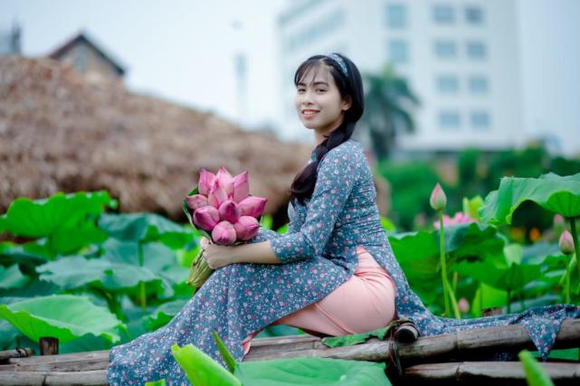 女人的3个小动作，实际上是在勾引你，别傻傻不知道