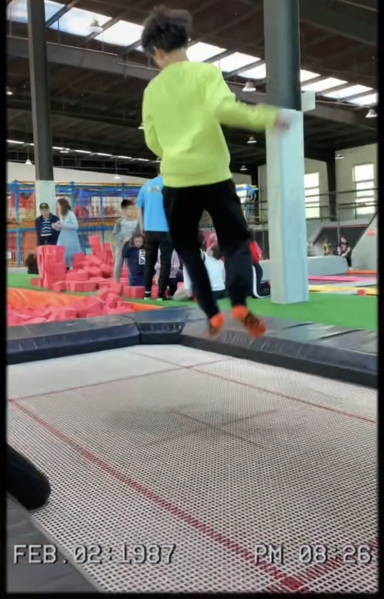 叶一茜晒儿女玩蹦床视频，13岁森碟美丽动人，大长腿十分抢镜