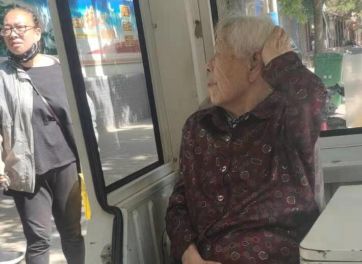 老人路边不慎摔倒 原平交警和市民齐帮忙