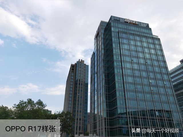 OPPO R17的详尽评测：这款手机上的生活起居和游戏感受如何？