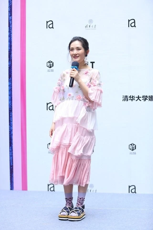 谢娜生二胎后不顾明星形象，穿运动装配瑜伽裤，身材像“大妈”