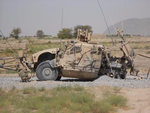 斩首行动打响，美军车队遇袭，军官被乱枪打死，装甲车被打成筛子