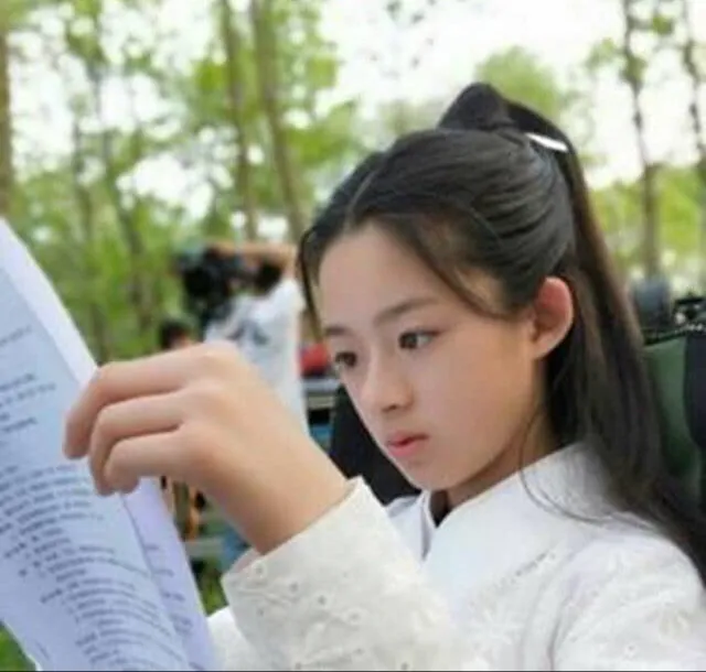 又一位童星被“催熟”？还没小学毕业就签约，