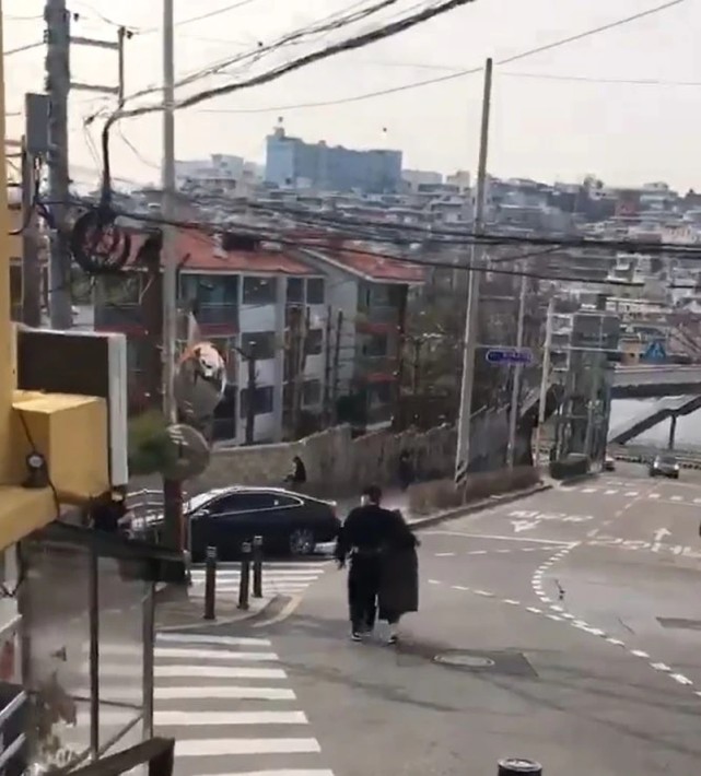 Rain金泰希街頭散步，相愛八年仍然熱戀，走路都抱得緊緊的