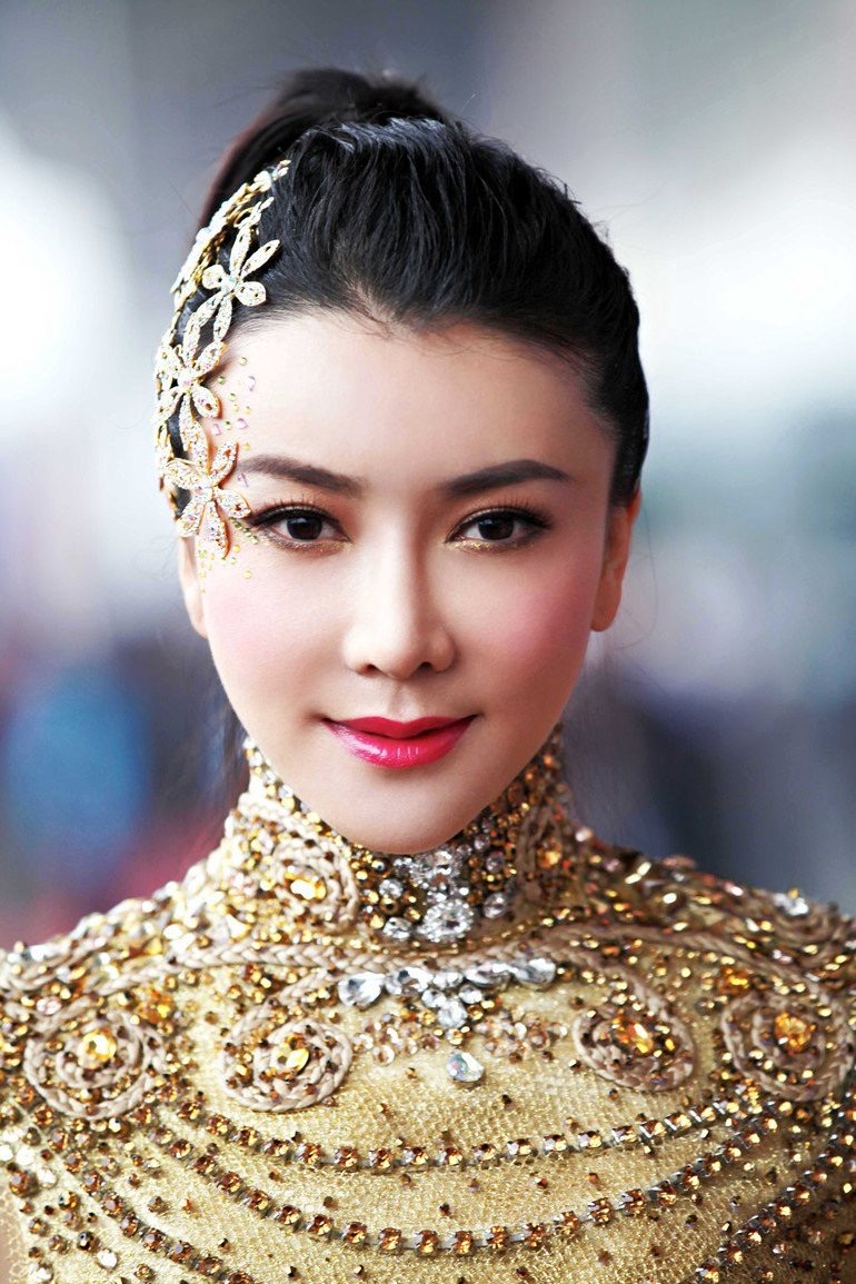 她是最性感的潘金莲，出演过金瓶梅，今看她写真还得充钱