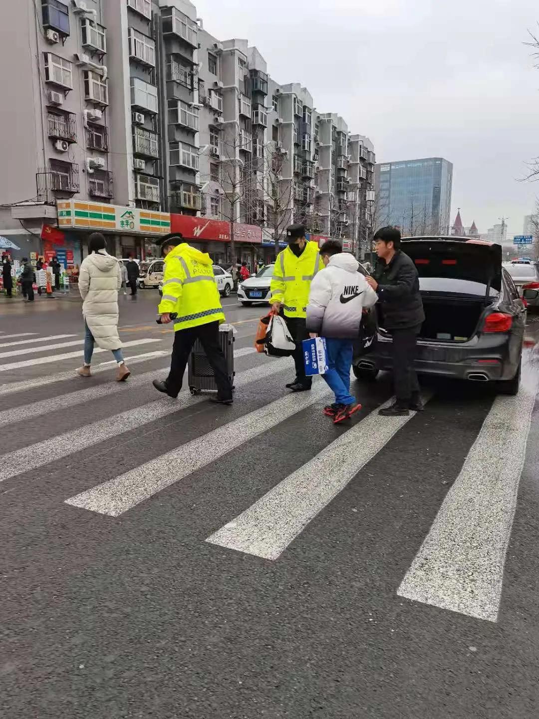 邯郸交巡警为开学季保驾护航