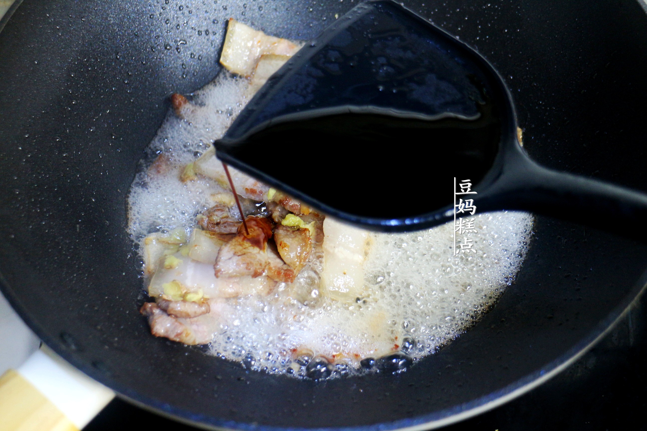 It’s almost the beginning of winter, the tofu is stewed like this, it’s warm and home-cooked, and I love it since childhood.