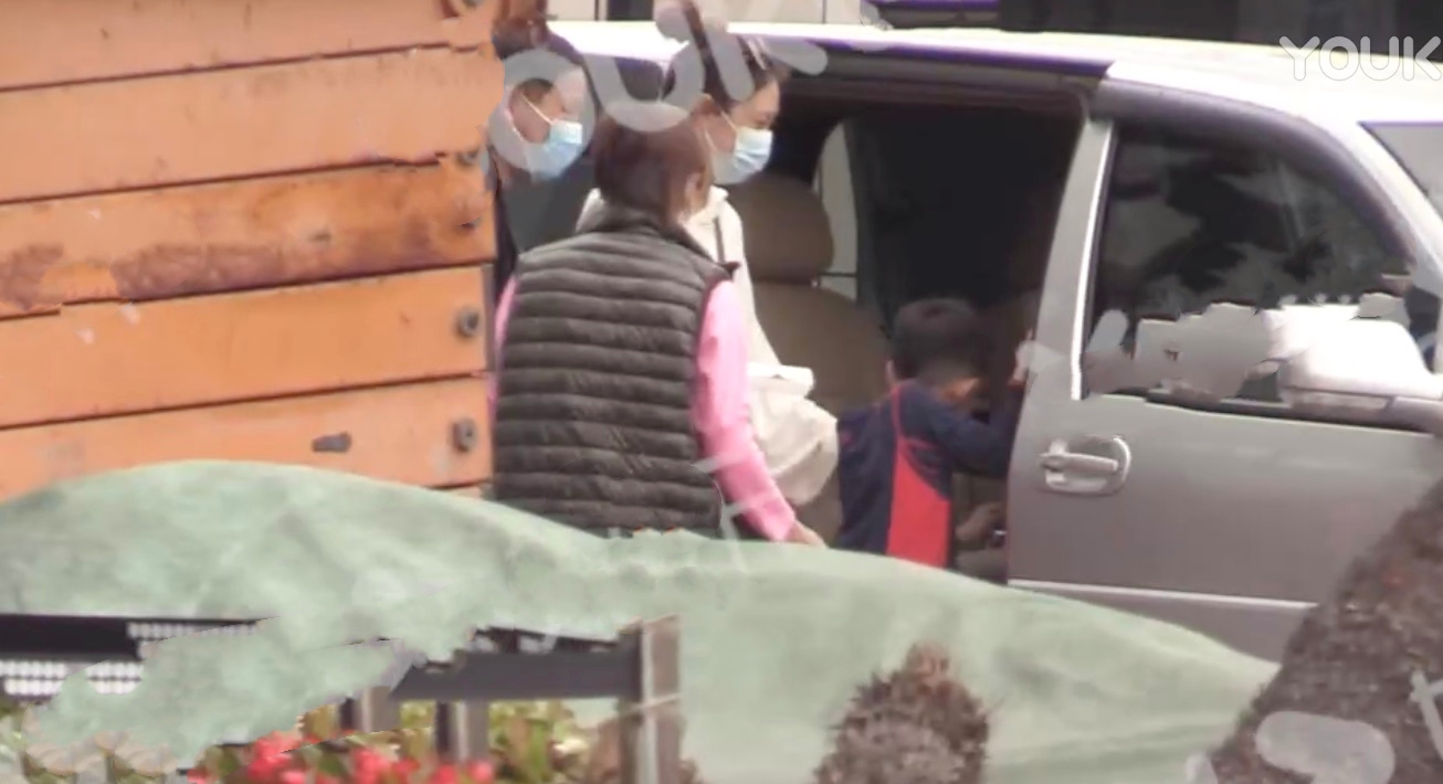 應采兒定居上海送兒子上國際學校，接Jasper放學時表演跳舞很賣力