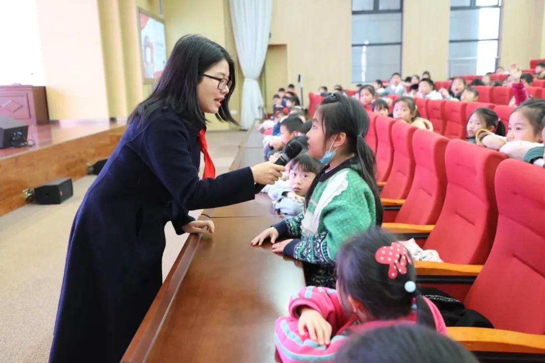 学习雷锋好榜样——成都市华阳中学附小开展爱国主义教育序列活动