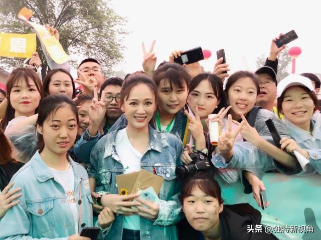 饭圈文化太可怕！继肖战后，又一明星粉丝拉学生参与应援