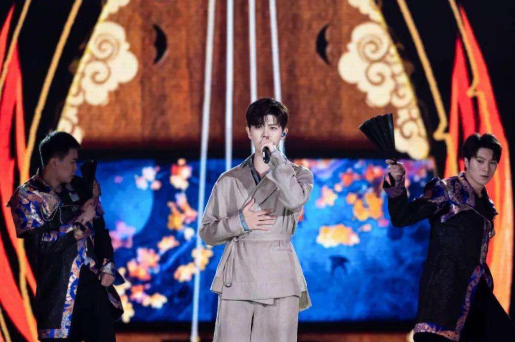 任嘉伦作客《向往的生活》，衣着朴素化身农夫