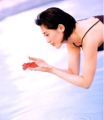 90年代最性感女神杨思敏，从走红到做“缩胸手术