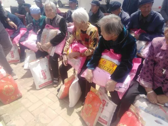大同驰扬汽贸总经理赵振越携手大运汽车走进天镇平远堡村看望村老人
