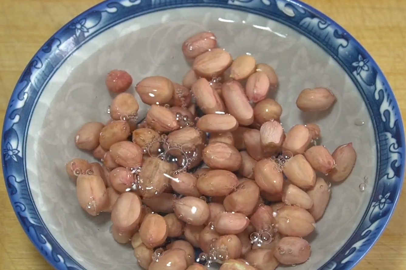 Don’t just cook the rice. Add a handful of peanuts and stir with chopsticks. It is fluffy and soft, and it tastes like bread.