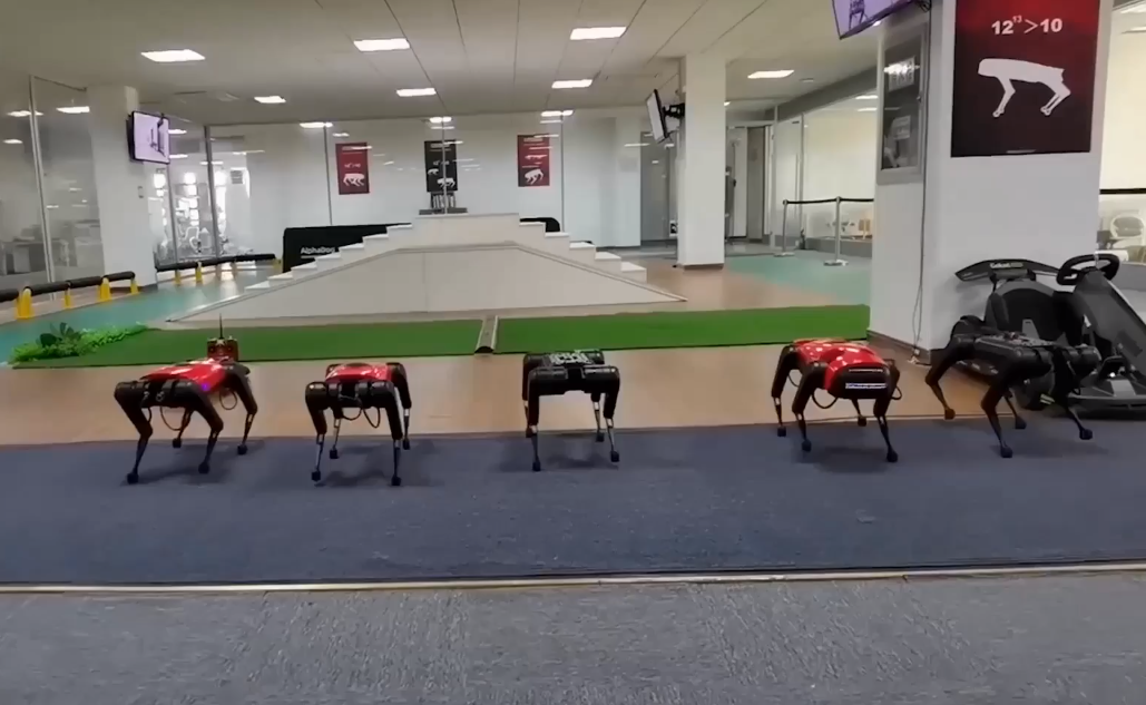 南京蔚蓝科技第5代阿尔法机器狗破世界纪录！网友：狗要失业了