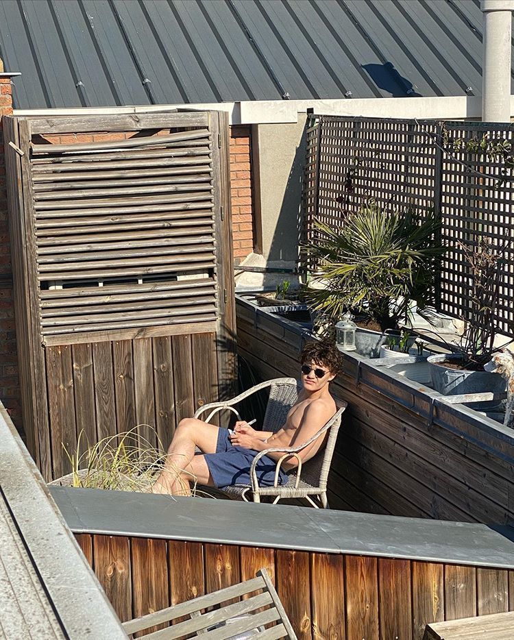 任达华长女炫100公分长腿登封面，妈妈琦琦寄语泪目，女儿长大了