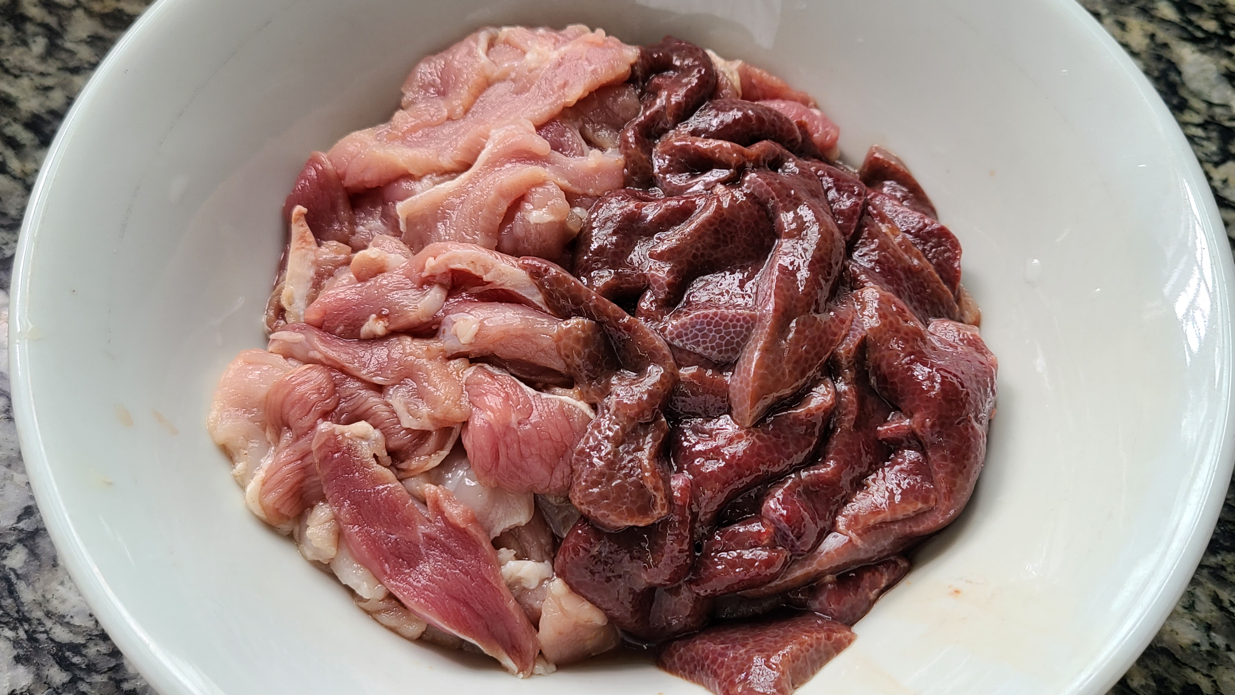 爱吃猪肉别直接炒，教你一个香喷喷的广东做法，简单美味又营养