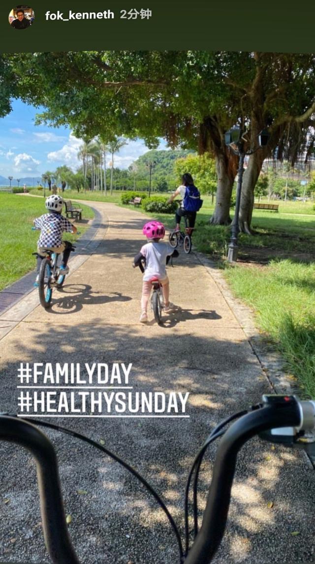 霍啟剛陪兒子外出騎行，學習健身兩把抓，力當稱職好爸爸