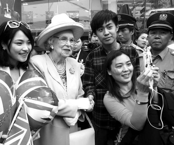34年前英女王訪華排面大，600人隨行，爬長城游西安吃粵菜