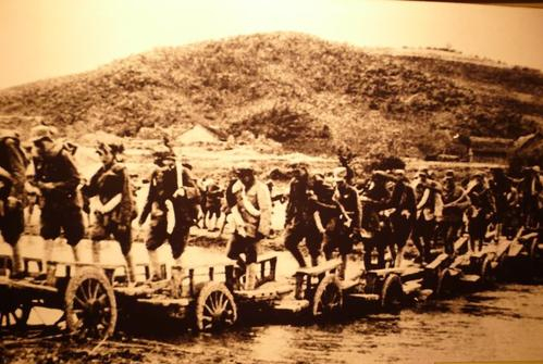 长春之困，我军不让一粒粮一根草进入，后来高