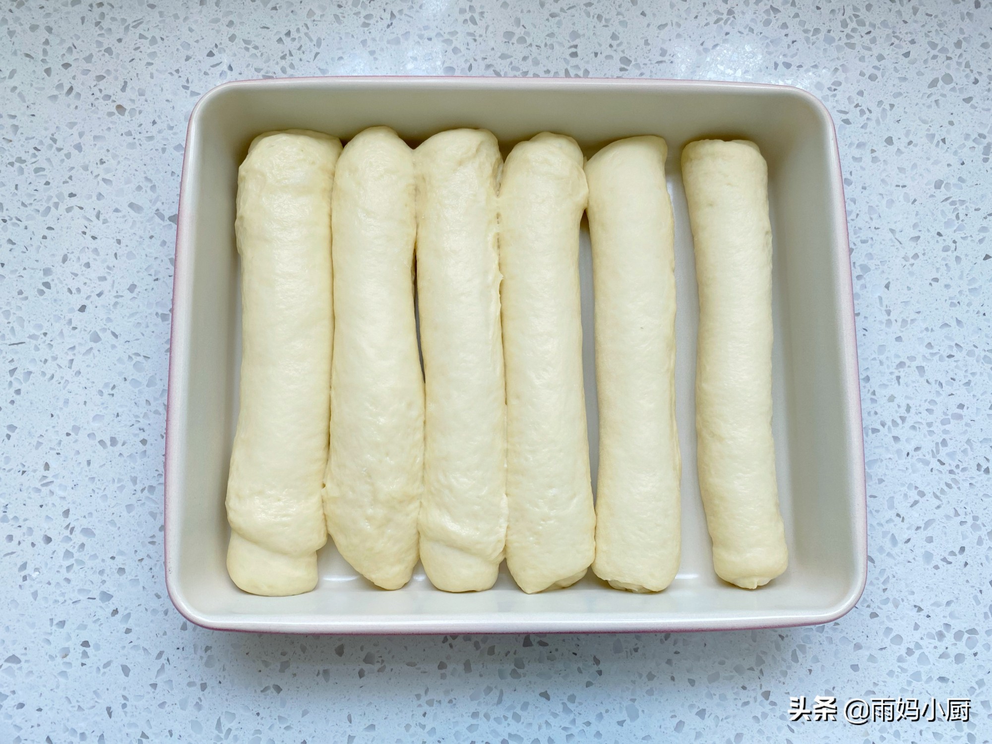 做过的面包里，最松软的就是奶排包，组织细腻又拉丝奶香味十足