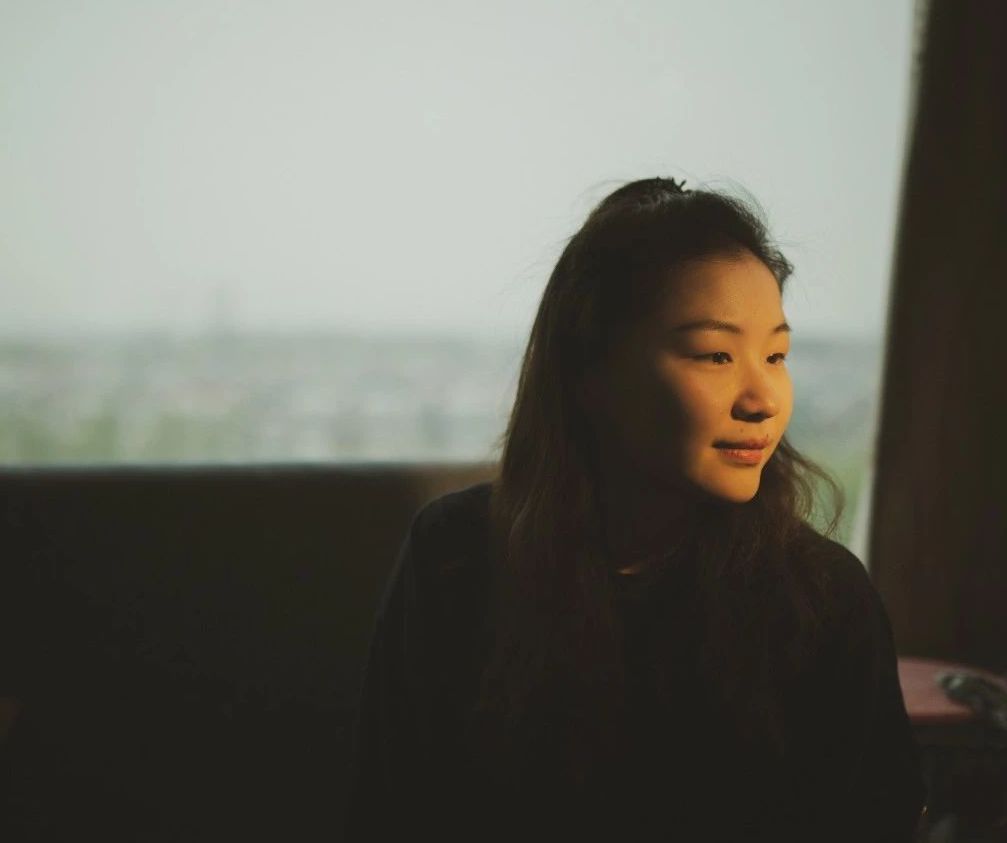 她原本是素人，被金星看好演喜剧爆红，参加《