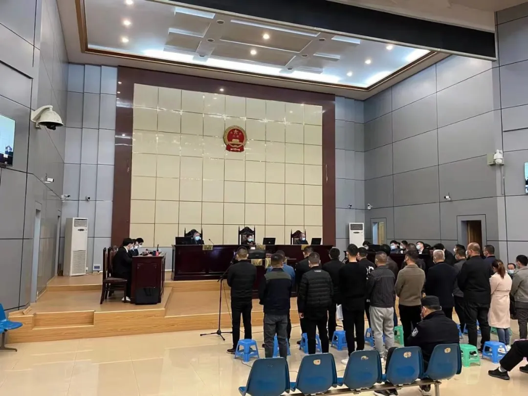 涉案26人!镜湖区人民检察院提起公诉的一起重大非法采矿案今日开庭!