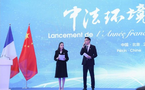 劉燁妻子帶娃出街，10歲諾一身高快赶超媽媽，五官和劉燁太像了