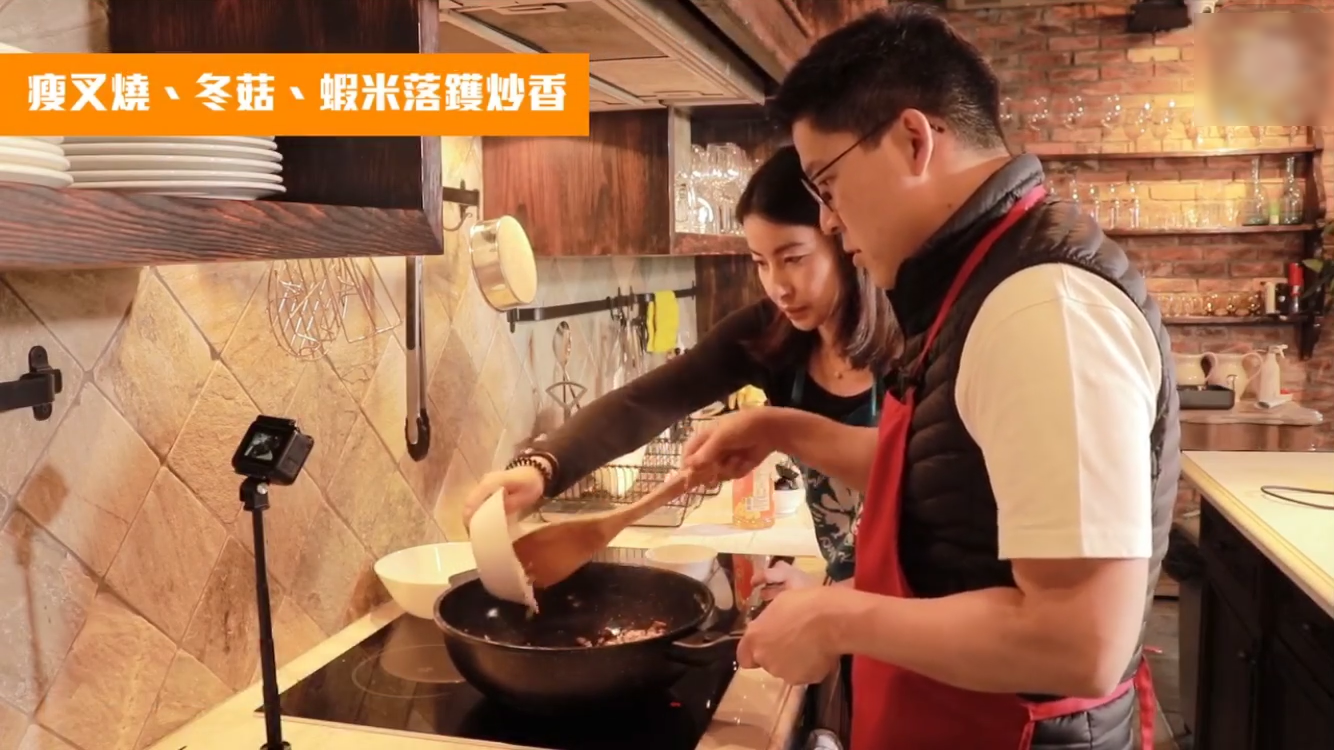 霍啟剛夫婦搭檔做美食，郭晶晶化身小助手，兩人搭配默契盡顯恩愛