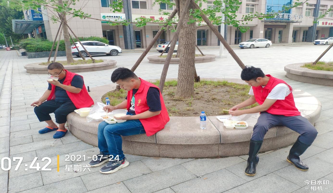 荥阳市城管局持续开展应急排水抢险，全力支援大郑州