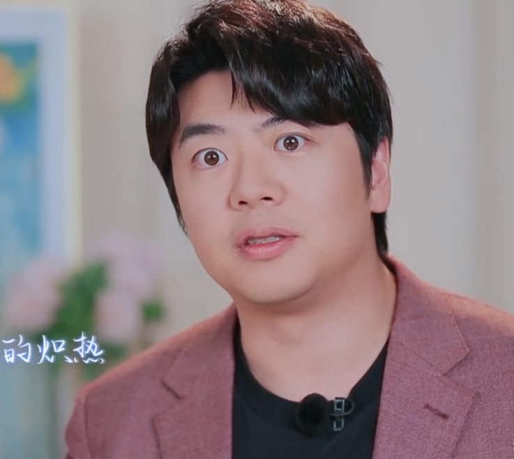 这就是艺术家修养，和蔡少芬握手时，郎朗这个动作太绅士